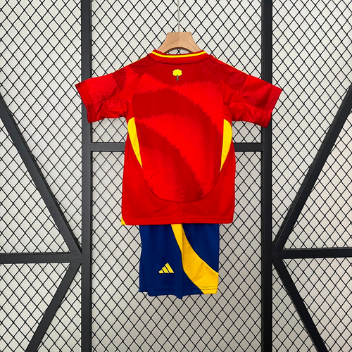 Ensemble enfant 24/25 ans Le 12 -ème Maillot représentant l'Espagne, tenue pour jeunes garçons ou filles, vue de face.