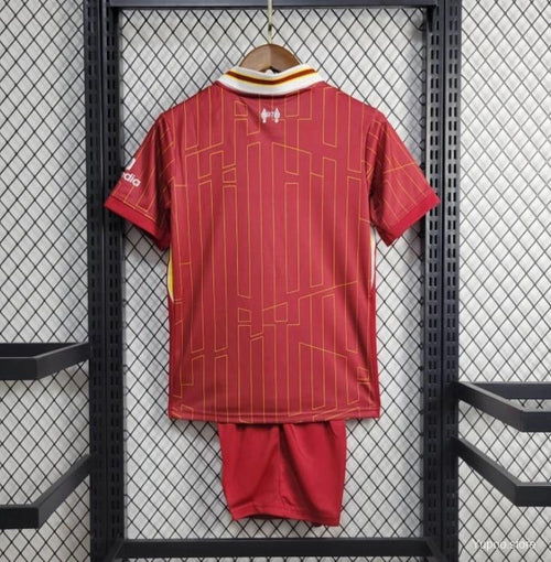Ensemble pour enfant Liverpool Home 24/25 ans de Le 12 -ème Maillot, maillot et short assortis, logo Liverpool visible.