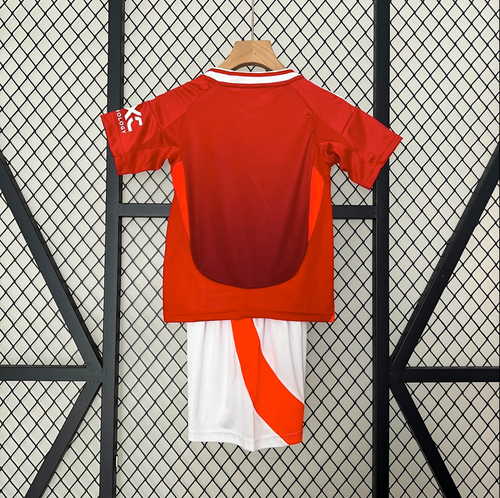 Ensemble enfant Manchester United 24/25 Le 12 -ème Maillot, t-shirt et short pour garçon de 2-3 ans, logo Manchester United visible