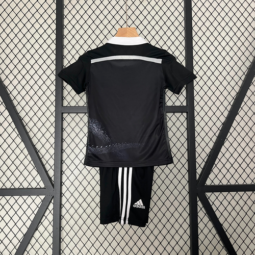 Ensemble enfant Real Madrid 24/25 de la marque Le 12-ème Maillot, maillot et short pour jeune supporter.