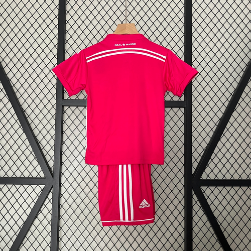 Ensemble enfant Real Madrid 24/25 par Le 12-ème Maillot, tenue sportive pour garçon ou fille, logo et couleurs du club visibles.