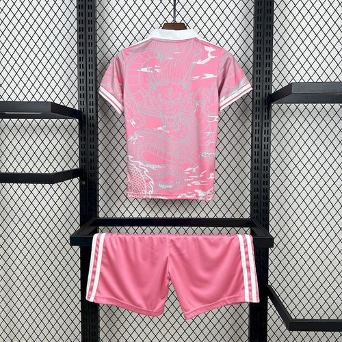 Ensemble enfant Real Madrid rose Le 12 -ème Maillot pour 24/25 ans, t-shirt et short assortis, idéal pour jeunes fans.