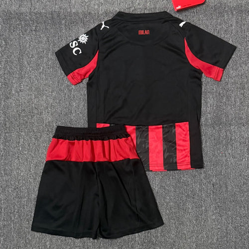 Ensemble enfant AC Milan domicile Le 12 -ème Maillot, maillot et shorts rouges et noirs, pour 2-3 ans, look sportif.