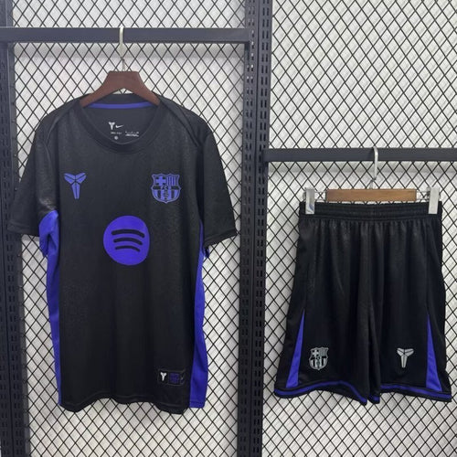 Ensemble pour enfant Barcelone Black Special de Le 12 -ème Maillot, veste et pantalon noirs pour enfants de 2 à 3 ans.