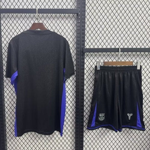 Ensemble pour enfant Barcelone Black Special, taille 25/26, de la marque Le 12 -ème Maillot, veste et pantalon noirs.