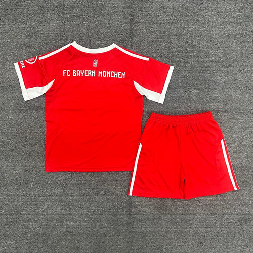 Ensemble pour enfant Bayern Munich domicile, maillot Le 12-ème, taille 25/26, avec logo et couleurs du club.