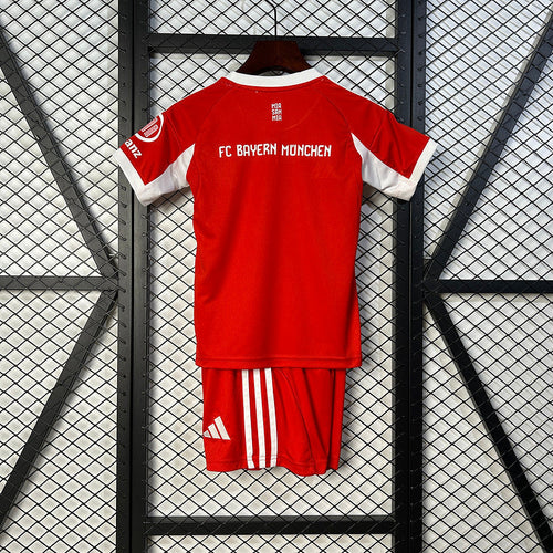 Ensemble enfant Bayern Munich domicile Le 12 -ème Maillot, maillot et short bleu avec logo du club, pour 2-3 ans.
