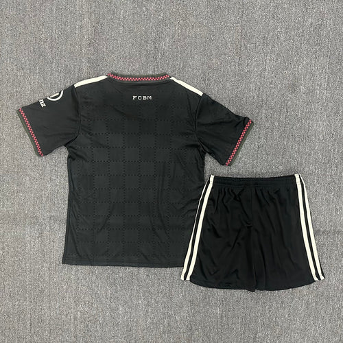 Ensemble enfant Bayern Munich extérieur, maillot Le 12-ème pour football, vue de face avec logo et détails colorés.