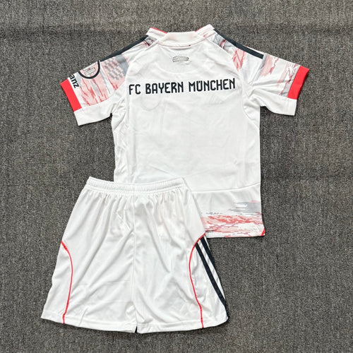 Ensemble enfant Bayern Munich extérieur Le 12-ème Maillot, maillot et short pour 2-3 ans, couleurs bleues et rouges.