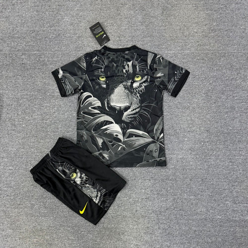 Ensemble pour enfant taille 25/26 de l'équipe Brésil, marque Le 12 -ème Maillot, en noir, avec maillot et short.