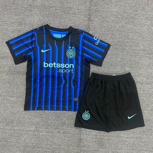 Ensemble enfant Inter Milan domicile, taille 25/26, par Le 12 -ème Maillot, maillot rouge et noir avec logos de l'équipe.