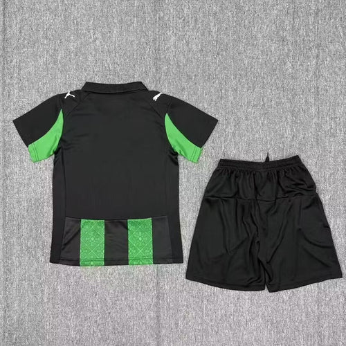 Ensemble pour enfant 25/26 ans de Le 12 -ème Maillot, veste extérieure avec capuche et détails colorés.