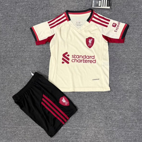 Ensemble enfant Liverpool extérieur Le 12 -ème Maillot, taille 25/26, vêtements pour garçon, image de vêtement coloré.