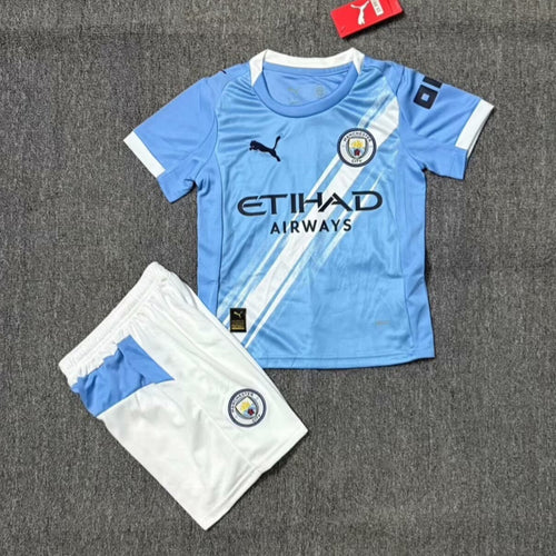 Ensemble enfant Manchester City domicile de la marque Le 12-ème Maillot, maillot et short bleu avec logo du club.