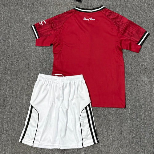 Ensemble enfant Manchester United domicile 25/26 ans, kit Le 12-ème Maillot, maillot et short bleu avec logo officiel.