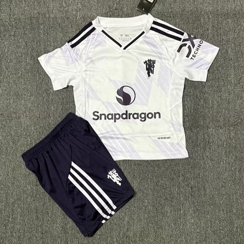 Ensemble enfant Manchester United extérieur pour 2-3 ans, maillot et shorts de la marque Le 12 -ème Maillot.