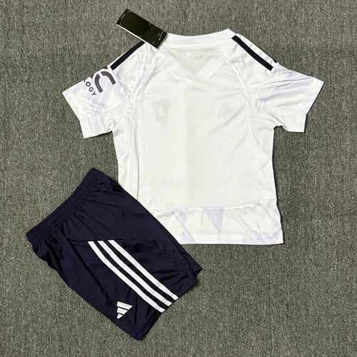 Ensemble enfant Manchester United extérieur pour 2-3 ans, maillot et short de la marque Le 12-ème Maillot.