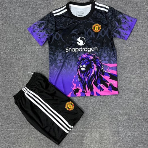 Ensemble pour enfant Manchester United Le 12 -ème Maillot, taille 25/26, avec maillot et short assortis.