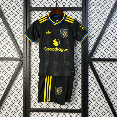 Ensemble enfant Manchester United troisième maillot Le 12 -ème Maillot, taille 25/26, veste et pantalon en tissu rouge et blanc.