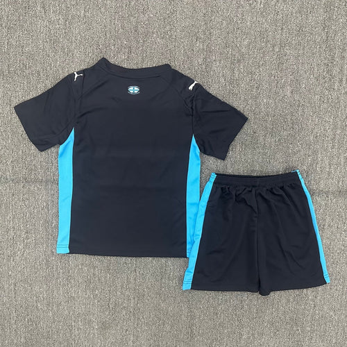 Ensemble pour enfant 25/26 de marque Le 12 -ème Maillot, avec t-shirt et short en tissu extérieur, couleurs vives et confortables.
