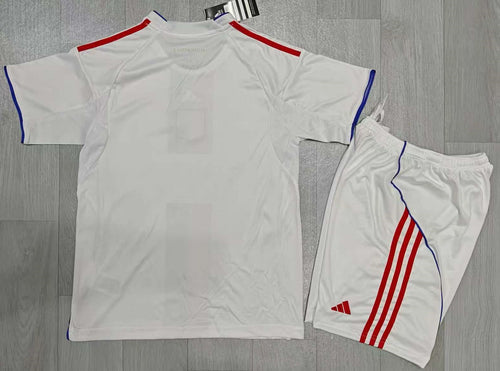 Ensemble pour enfant Olympique Lyonnais 25/26 ans, avec maillot et short de sport, signé Le 12 -ème Maillot.