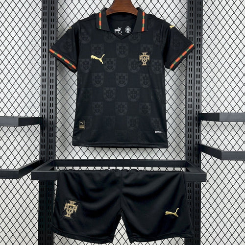 Ensemble pour enfant Portugal 25/26 ans, marque Le 12 -ème Maillot, vêtements confortables et colorés pour jeunes enfants.