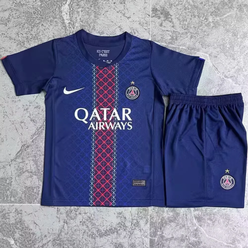 Ensemble enfant PSG domicile star Le 12 -ème Maillot, taille 25/26, maillot et short bleu avec logo PSG et étoiles.