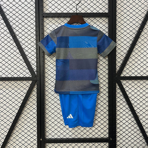 Ensemble pour enfant Real Madrid 25/26 ans, maillot et short de la marque Le 12-ème Maillot, vêtements sportifs pour jeunes fans.