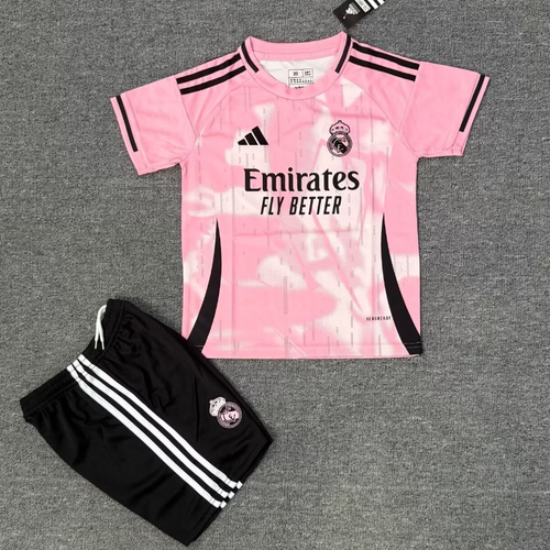 Ensemble enfant Real Madrid rose pour 2-3 ans, par Le 12 -ème Maillot, vue de face avec logo et détails colorés.