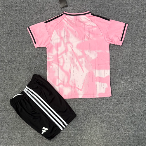 Ensemble pour enfant Real Madrid rose, taille 25/26, avec maillot et short de la marque Le 12 -ème Maillot.