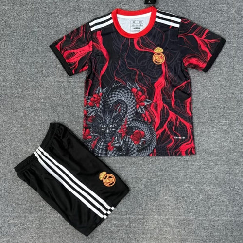 Ensemble enfant 25/26 ans Real Madrid Le 12 -ème Maillot, t-shirt et short rouge pour garçon, vue frontale.
