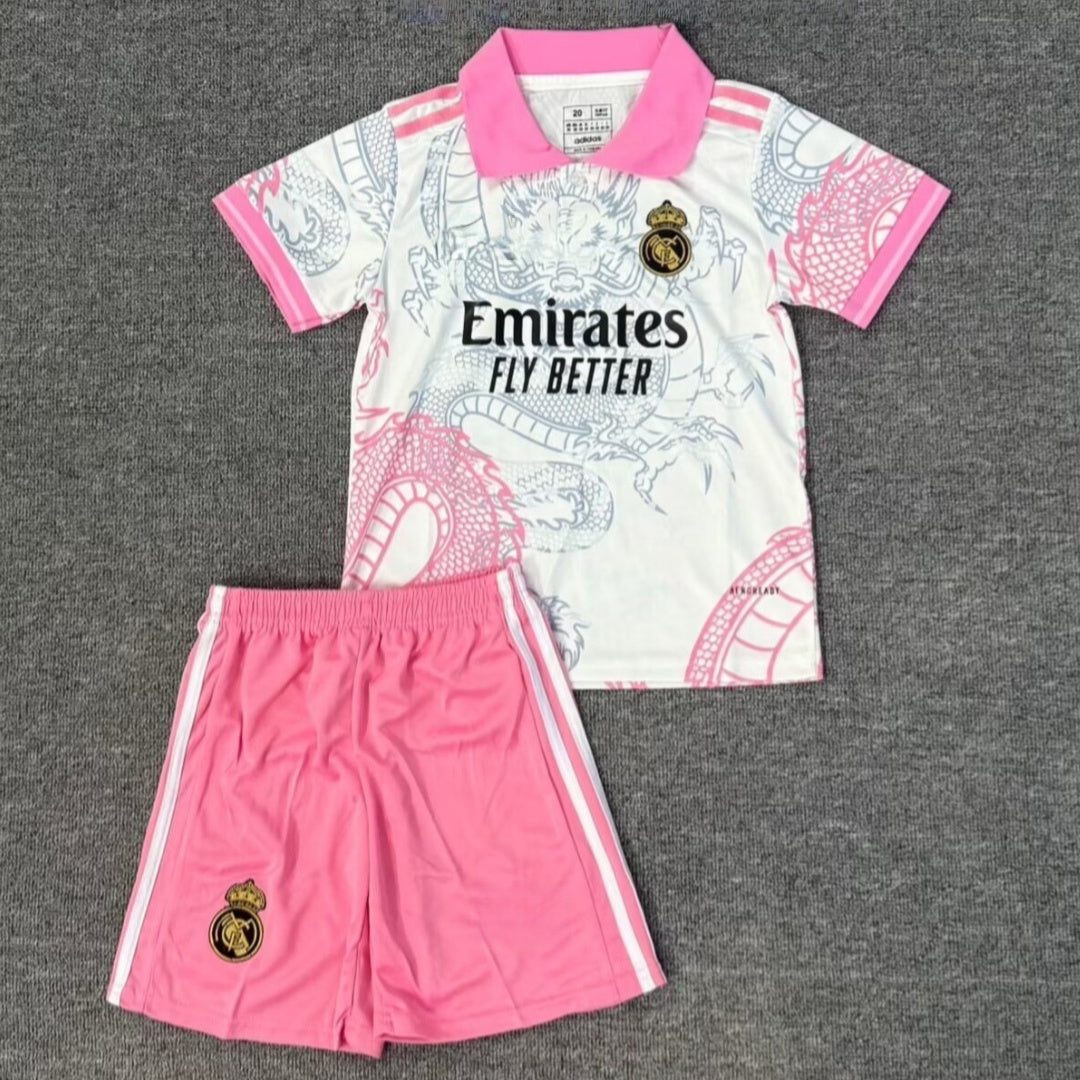 Ensemble enfant Real Madrid rose 25/26, polo Le 12 -ème Maillot, t-shirt et short assortis, idéal pour jeunes fans de football.