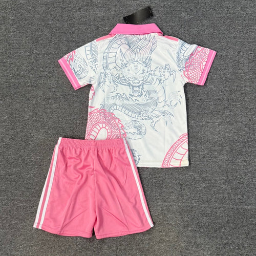 Ensemble enfant Real Madrid rose 25/26 ans avec polo de la marque Le 12 -ème Maillot, vêtements pour jeunes fans.