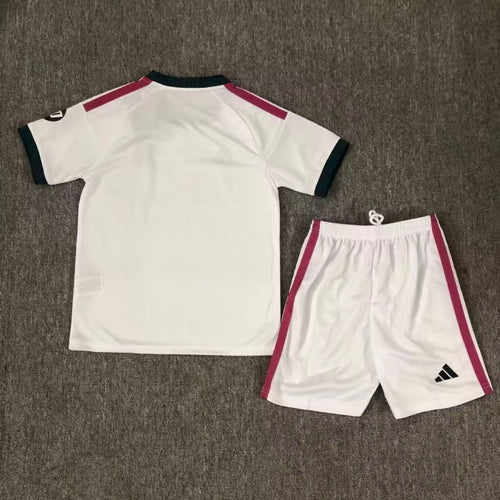 Ensemble pour enfant Real Madrid domicile 26/27 ans, marque Le 12 -ème Maillot, maillot et short assortis, vue de face.