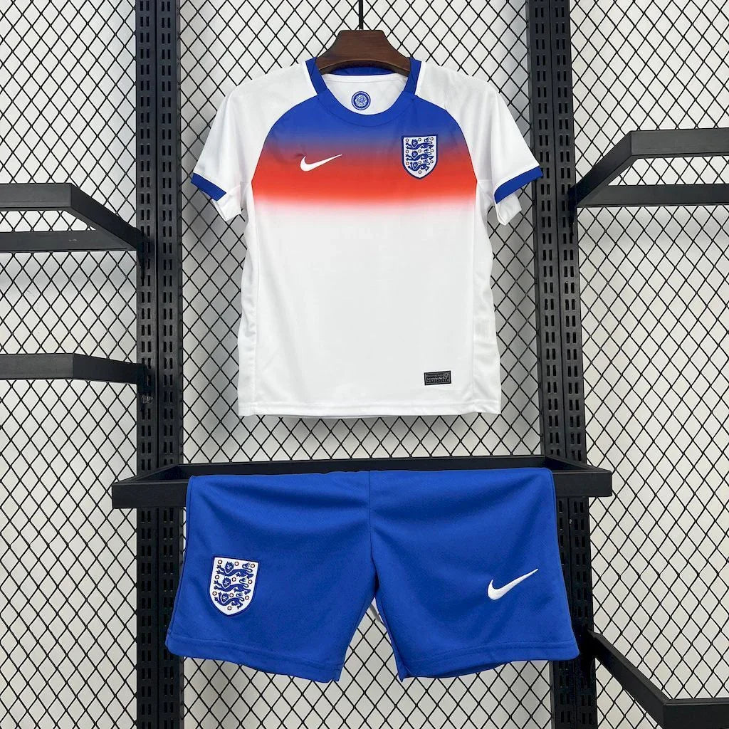 Kit enfant Angleterre 2025 de Le 12 -ème Maillot, maillot et short pour garçon de 2-3 ans, logo et couleurs anglaises visibles.