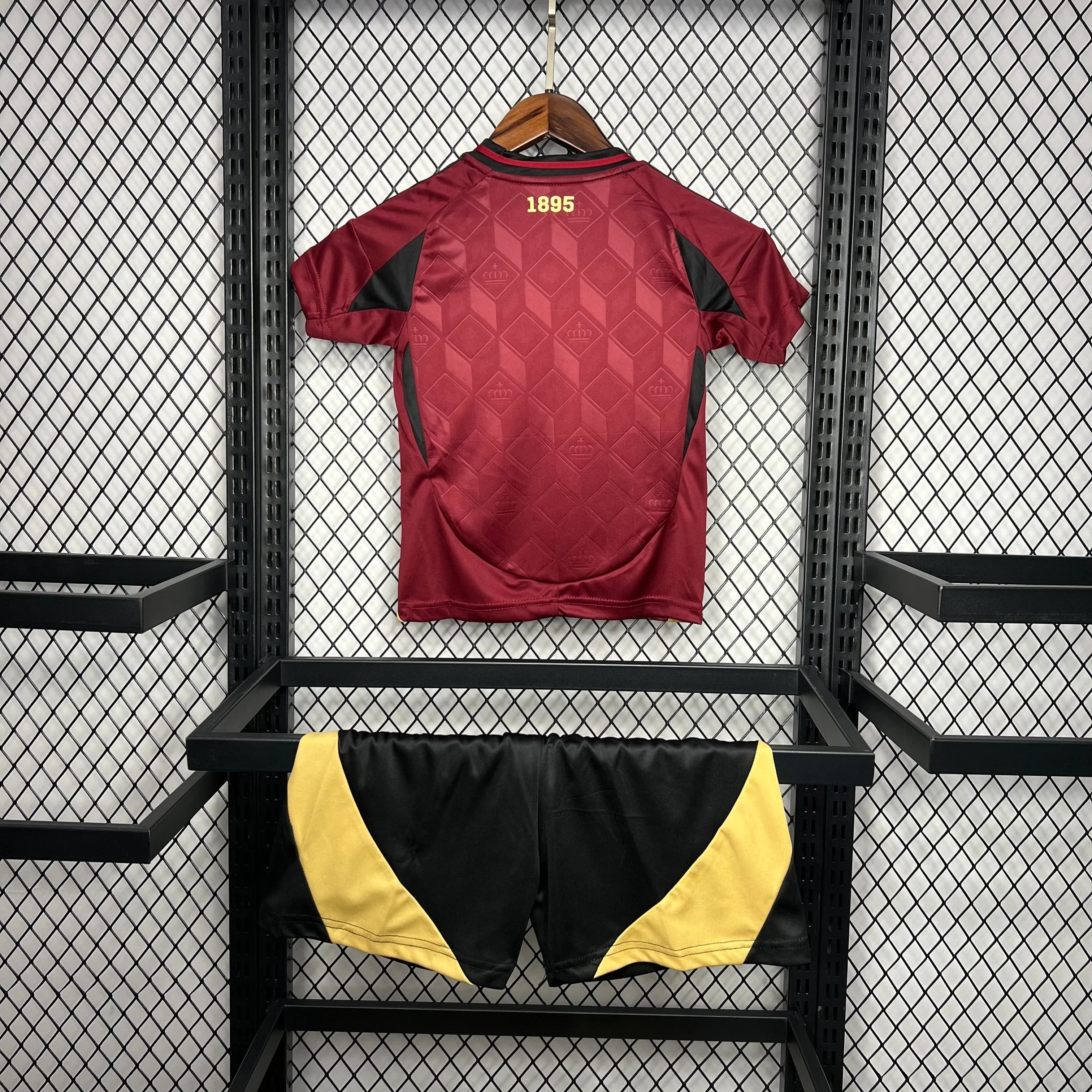Enfant portant le kit Belgique 2024 Le 12 -ème Maillot, maillot de football bleu avec logo belge, adapté aux jeunes supporters.