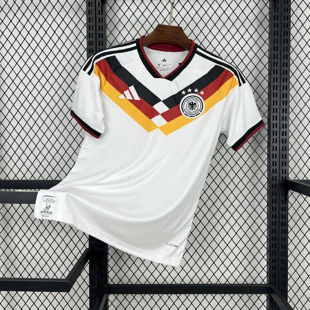 Maillot Allemagne 2025 Le 12-ème Maillot, maillot de football avec design officiel, couleurs noires et or, porté sur mannequin.