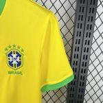 Maillot Brésil concept 2025 pour enfants, conçu par Le 12, avec couleurs vives et design moderne, vue de face.