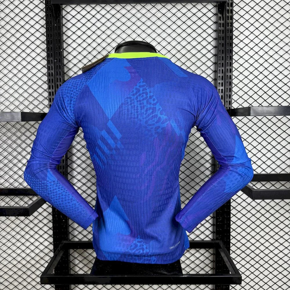 Maillot de football Brésil manches longues 2025 Le 12 -ème Maillot, design officiel avec logo et détails colorés.