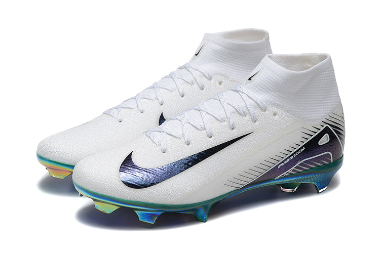 Crampons Mercurial Superfly 16 Elite XXV de Le 12 -ème Maillot, chaussures de football avec crampons en gros plan.