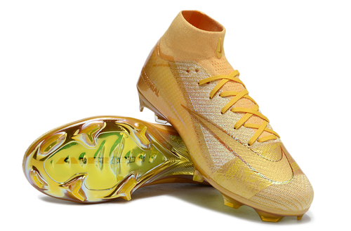 Crampons Mercurial Superfly 16 Elite XXV de Le 12 -ème Maillot, vue en gros plan avec pointes en acier et chaussure de football.