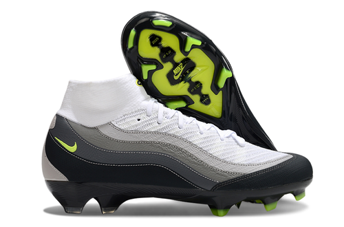 Crampons Mercurial Superfly 16 Elite XXV de la marque Le 12-ème Maillot, vue détaillée du dessous avec pointes en métal.