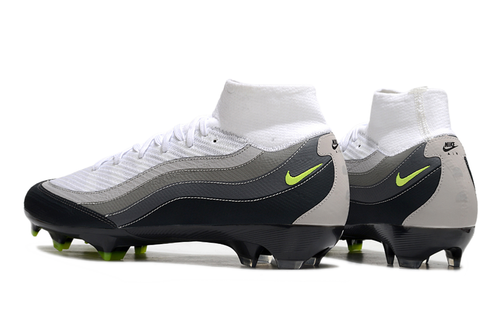 Crampons Mercurial Superfly 16 Elite XXV de Le 12-ème Maillot, chaussures de football avec crampons en gros plan.