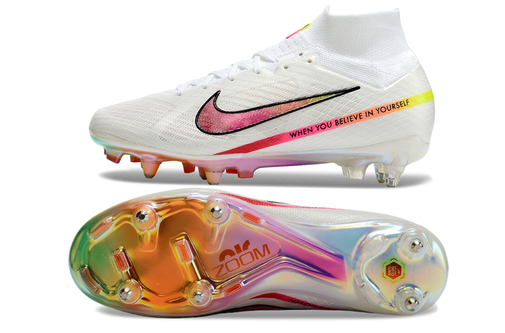 Crampons Mercurial Superfly IX Elite de Le 12-ème Maillot, vue en gros plan sur la semelle et les pointes pour football.