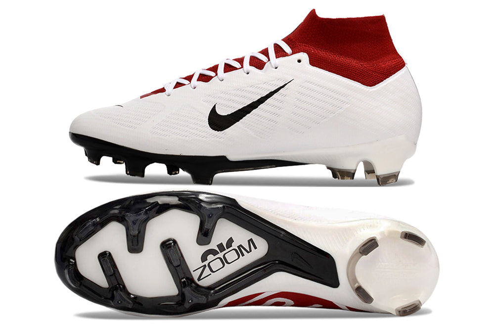 Crampons Mercurial Superfly IX Elite pour football, fixations robustes et semelles en caoutchouc, en action sur le terrain.