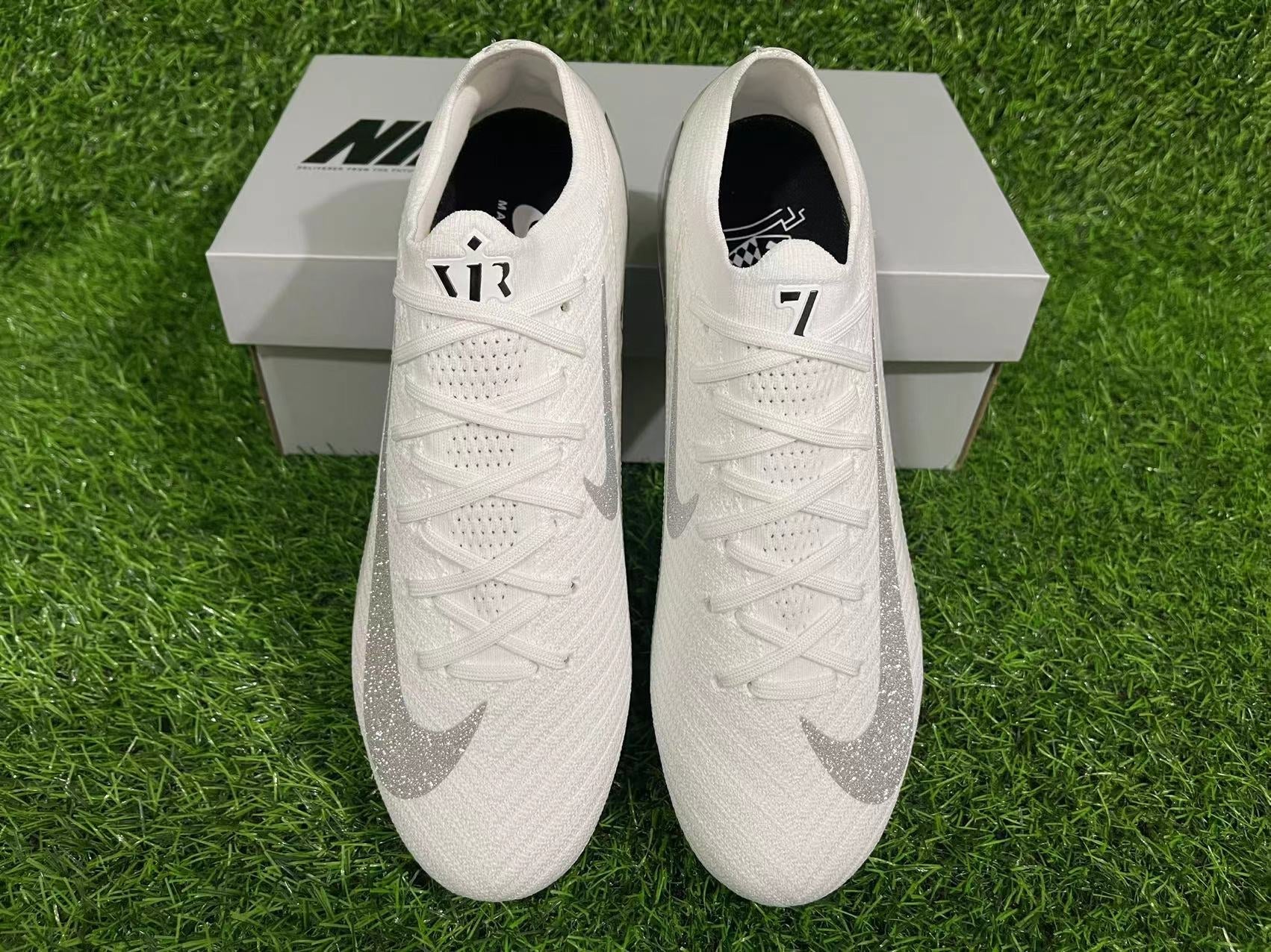 Crampons Mercurial Vapor XV Elite pour football, semelles en métal avec crampons en spikes, conçus pour performance sur terrain.