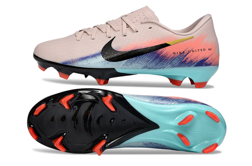 Crampons AIR ZOOM MERCURIAL VAPOR de Le 12 -ème Maillot, vue en gros plan, avec semelles en caoutchouc et crampons métalliques.