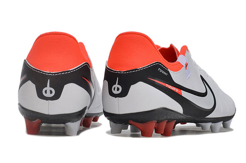 Crampons Legend X Academy de Le 12 -ème Maillot fixés sur des chaussures d'escalade, en metal avec pointes pour l'alpinisme.