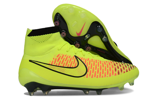 Crampons Magista Obra ACC de Le 12-ème Maillot, conçus pour le football, montrant la semelle avec crampons en caoutchouc.