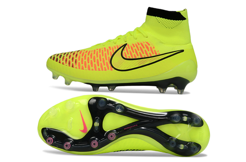 Crampons Le 12 -ème Maillot Magista Obra ACC pour football, semelles antidérapantes et adhérentes en action.